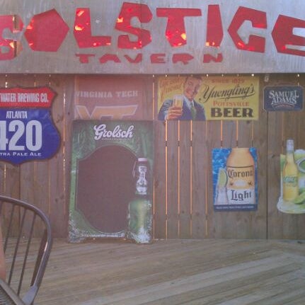 รูปภาพถ่ายที่ Solstice Tavern โดย Tracy T. เมื่อ 5/10/2012