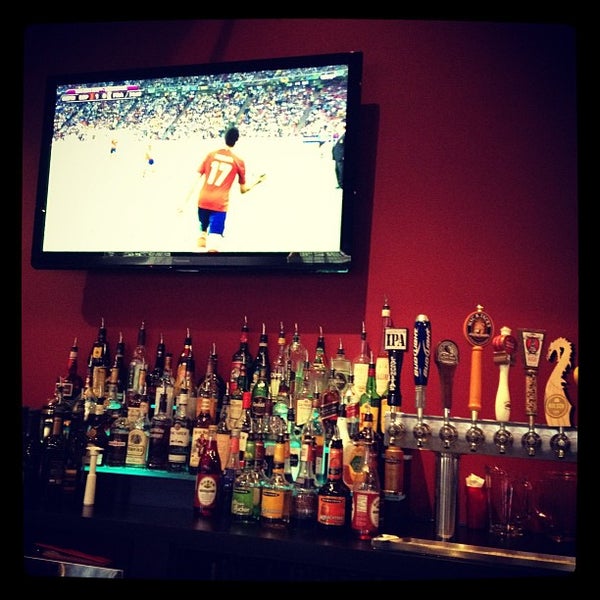 รูปภาพถ่ายที่ Redmond&#39;s Bar and Grill โดย Diego V. เมื่อ 6/23/2012