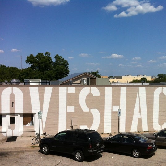 รูปภาพถ่ายที่ Love Shack โดย Kevlar เมื่อ 7/5/2012