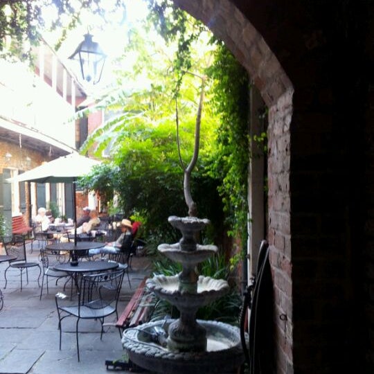 4/24/2012 tarihinde Thomas W.ziyaretçi tarafından Royal Blend Coffee &amp; Tea House'de çekilen fotoğraf