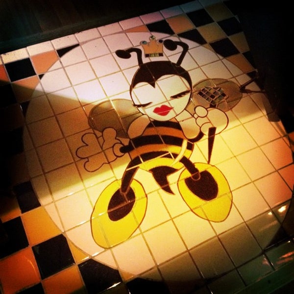 Снимок сделан в Queen Bee&#39;s Art &amp; Cultural Center пользователем Ginger W. 2/23/2012