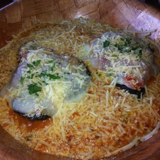 รูปภาพถ่ายที่ Cipriano&#39;s Pizzeria &amp; Restaurant โดย Lola S. เมื่อ 4/23/2012