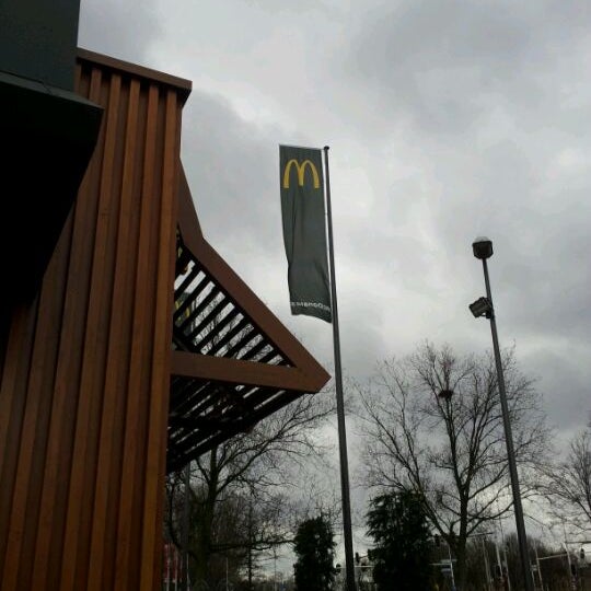 รูปภาพถ่ายที่ McDonald&#39;s โดย Joel K. เมื่อ 3/18/2012