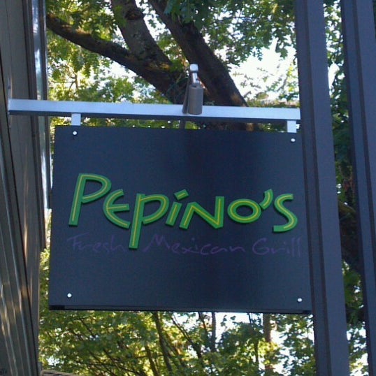 Foto diambil di Pepino&#39;s Mexican Grill oleh Sam M. pada 8/22/2012