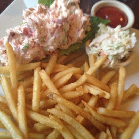 Foto tomada en The Restaurant at Rowayton Seafood  por Stephanie el 5/22/2012