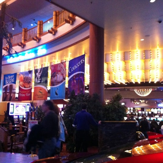 Foto scattata a Chinook Winds Casino Resort da Hilary M. il 3/3/2012