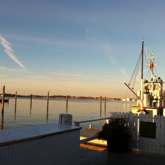 2/21/2012 tarihinde Erica K.ziyaretçi tarafından Bannister&#39;s Wharf Hotel &amp; Marina'de çekilen fotoğraf