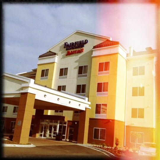 7/19/2012 tarihinde Tylerziyaretçi tarafından Fairfield Inn &amp; Suites Cedar Rapids'de çekilen fotoğraf