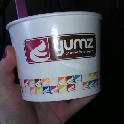 4/22/2012에 Aly K.님이 Yumz Gourmet Frozen Yogurt  Crystal Lake에서 찍은 사진