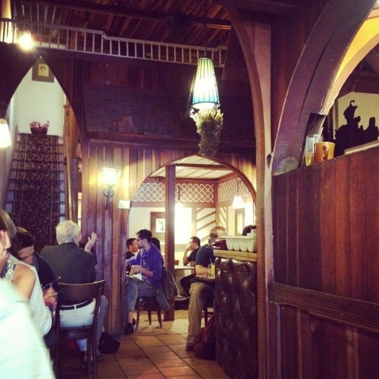 Das Foto wurde bei Moulin Rouge Restaurant von Anne Marie S. am 6/10/2012 aufgenommen