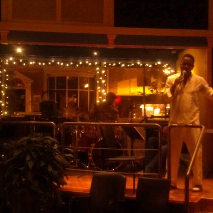 รูปภาพถ่ายที่ Creme Restaurant and Lounge โดย Sue C. เมื่อ 7/12/2012