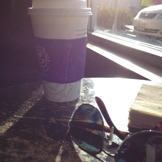 Photo taken at The Coffee Bean &amp; Tea Leaf by Row O. on 5/20/2012