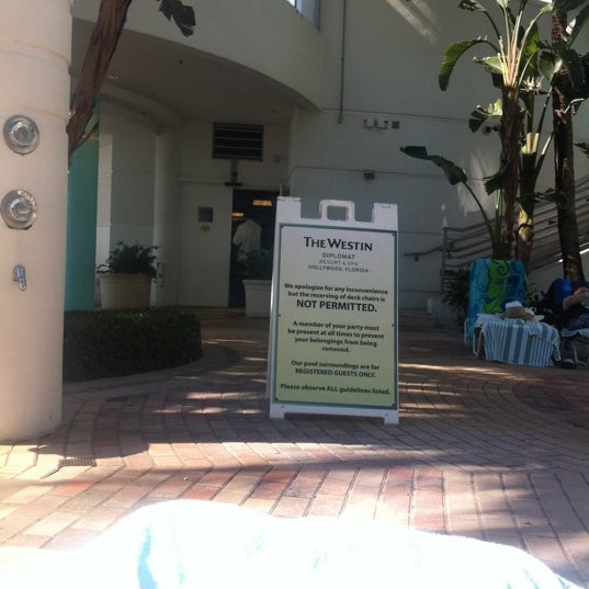 Foto diambil di Pool at the Diplomat Beach Resort Hollywood, Curio Collection by Hilton oleh AFBran pada 5/27/2012