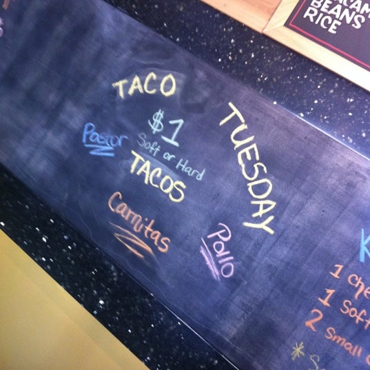 รูปภาพถ่ายที่ Los Taquitos Mexican Grill โดย MoniQue เมื่อ 3/28/2012