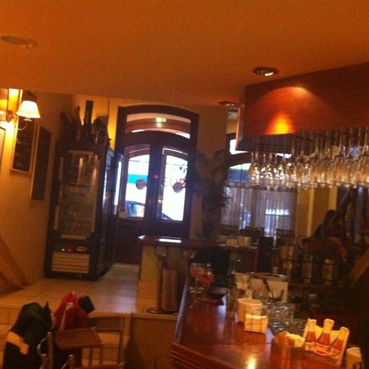 Foto diambil di La Champagneria Jazz-Café oleh Antonio J R. pada 2/14/2012