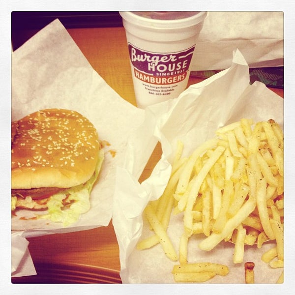4/6/2012 tarihinde Tony E.ziyaretçi tarafından Burger House - Spring Valley Rd'de çekilen fotoğraf
