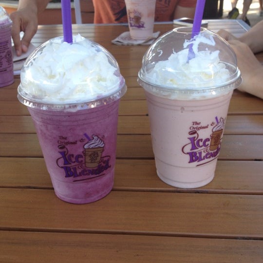 Photo taken at The Coffee Bean &amp; Tea Leaf by Jessica T. on 7/28/2012