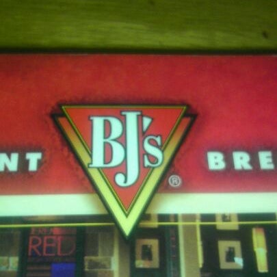 Photo taken at BJ&#39;s Restaurant &amp; Brewhouse by Daniel F. on 5/28/2012