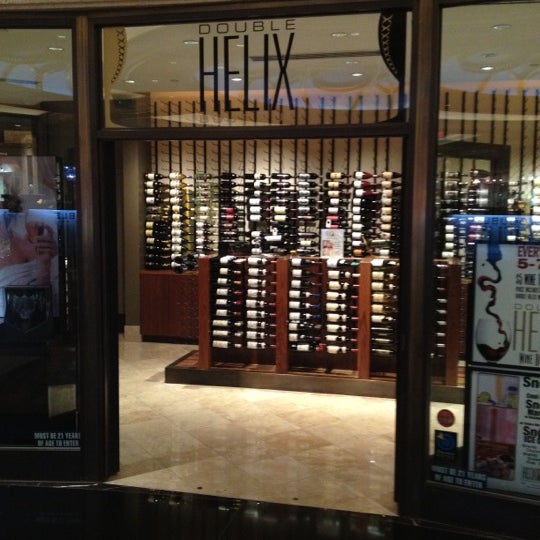 Foto scattata a Double Helix Wine &amp; Whiskey Lounge da Destiny il 6/13/2012