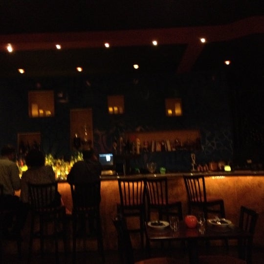 Das Foto wurde bei Saffron Restaurant &amp; Lounge von Dan V. am 7/7/2012 aufgenommen