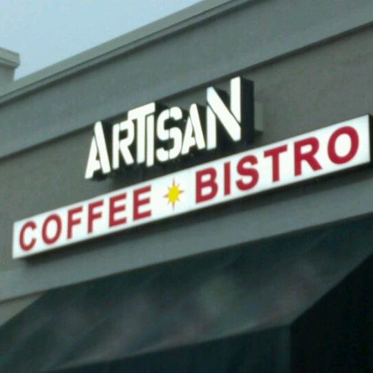 Photo prise au Artisan Coffee Bistro par Cheyenne K. le5/5/2012