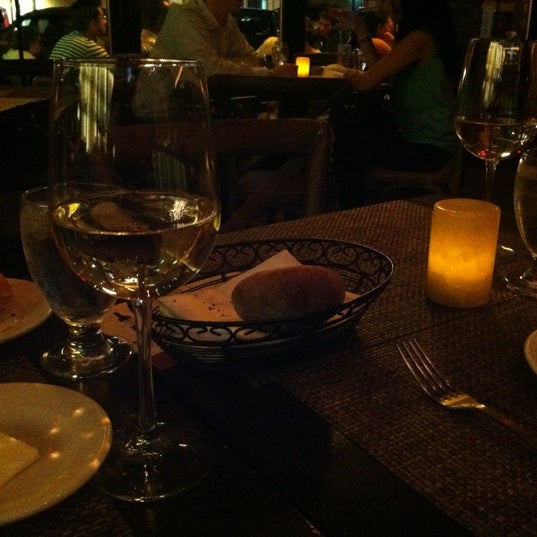 รูปภาพถ่ายที่ Aged Restaurant and Bar โดย Mike C. เมื่อ 9/1/2012