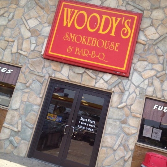 Foto tirada no(a) Woody&#39;s Smokehouse Inc. por Tony K. em 5/25/2012