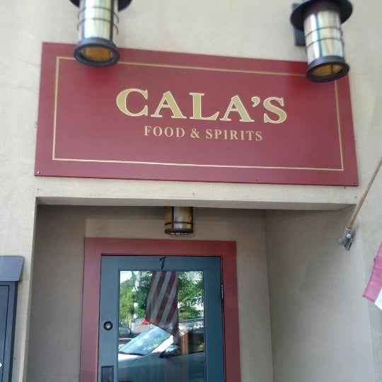 รูปภาพถ่ายที่ Cala&#39;s Food &amp; Spirits โดย David S. เมื่อ 7/6/2012