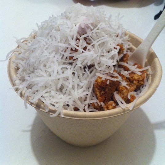 2/24/2012 tarihinde Susan Manningziyaretçi tarafından Wooberry Frozen Yogurt'de çekilen fotoğraf