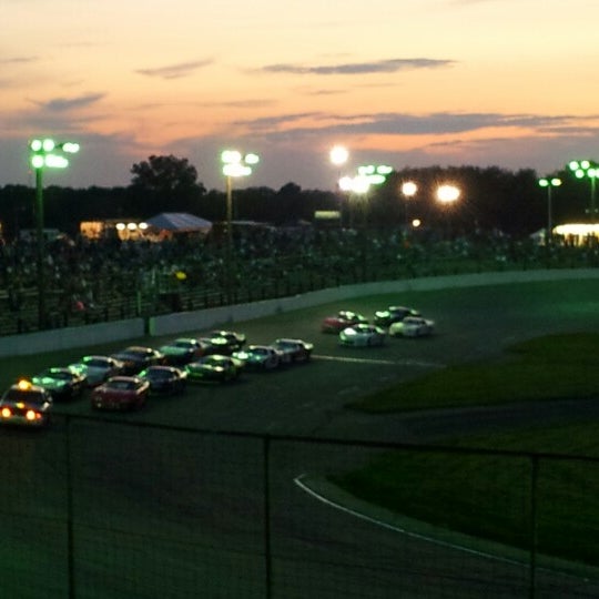 Foto tirada no(a) Seekonk Speedway por Chris S. em 8/25/2012