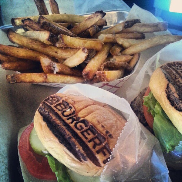 9/3/2012 tarihinde Jonathan L.ziyaretçi tarafından BurgerFi'de çekilen fotoğraf