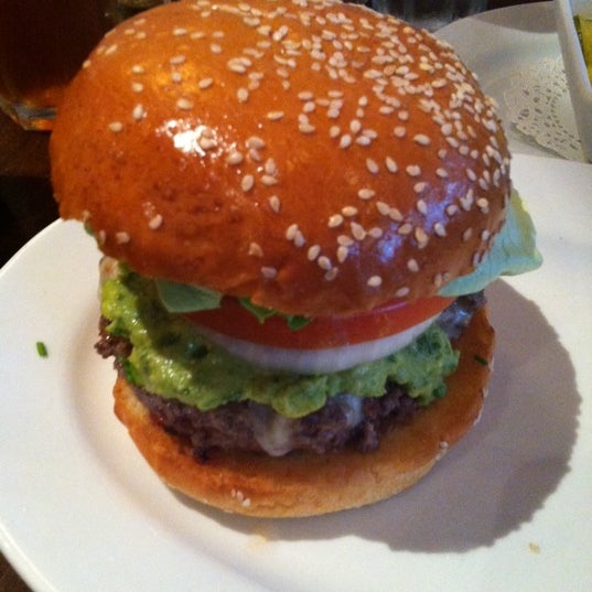 Foto tomada en 5 Napkin Burger  por Zak T. el 7/3/2012