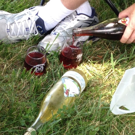 รูปภาพถ่ายที่ Linganore Winecellars โดย Lesia B. เมื่อ 6/23/2012
