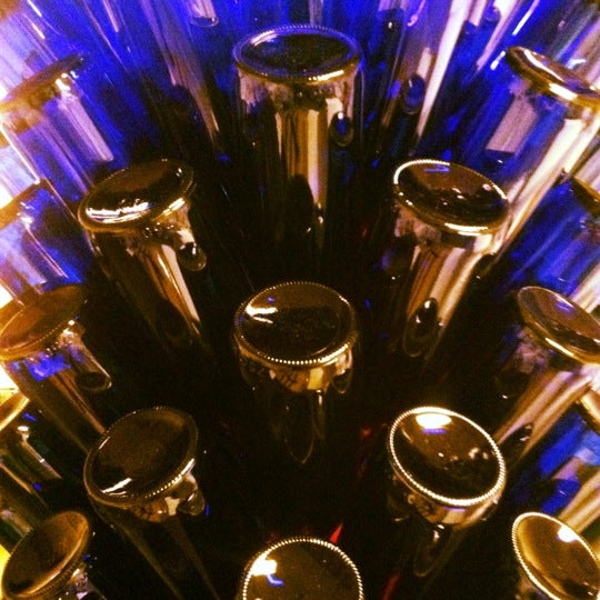 Foto tomada en Infinity Beverages Winery &amp; Distillery  por Ryan J. el 7/15/2012