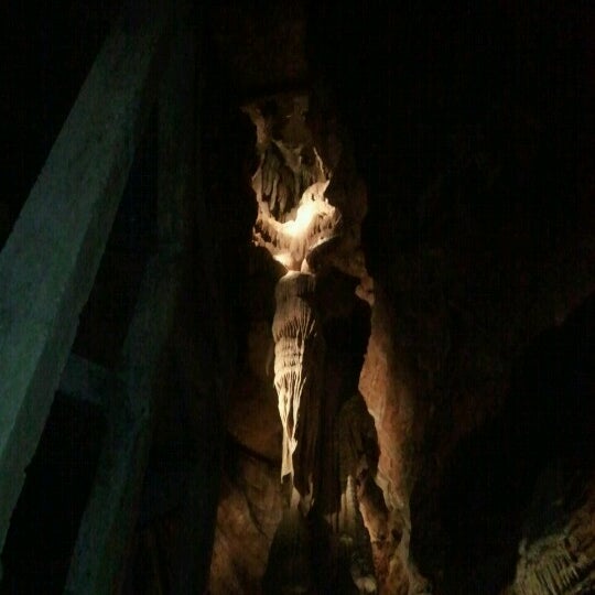 Foto diambil di Talking Rocks Cavern oleh Red pada 7/26/2012