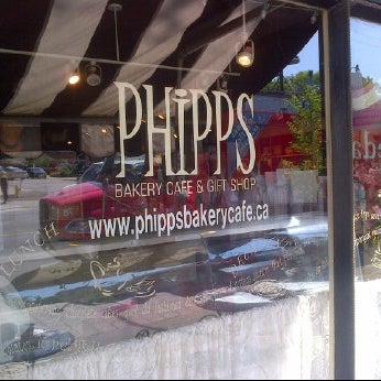 Das Foto wurde bei Phipps Bakery Cafe von Joey V. am 5/30/2012 aufgenommen