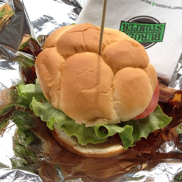 รูปภาพถ่ายที่ Burger Stomper Gourmet Burger &amp; Milkshake Bar โดย Chuck K. เมื่อ 4/28/2012