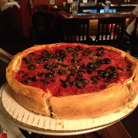 รูปภาพถ่ายที่ Patxi&#39;s Pizza โดย Sarah G. เมื่อ 5/29/2012