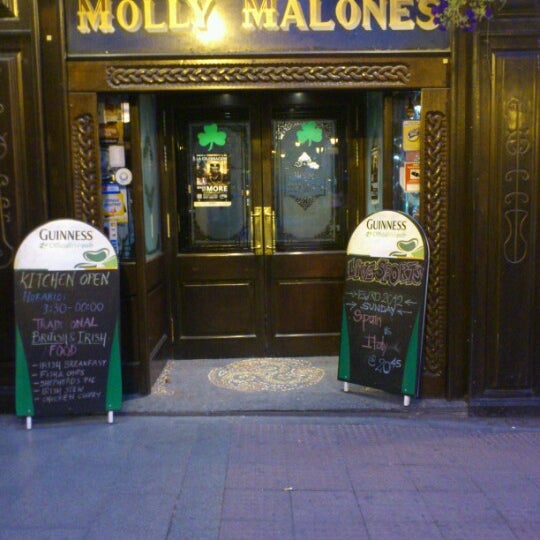 รูปภาพถ่ายที่ Molly Malone&#39;s โดย Manuel C. เมื่อ 6/30/2012