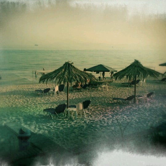 Foto tirada no(a) Stelakis Beach por Filip B. em 8/5/2012