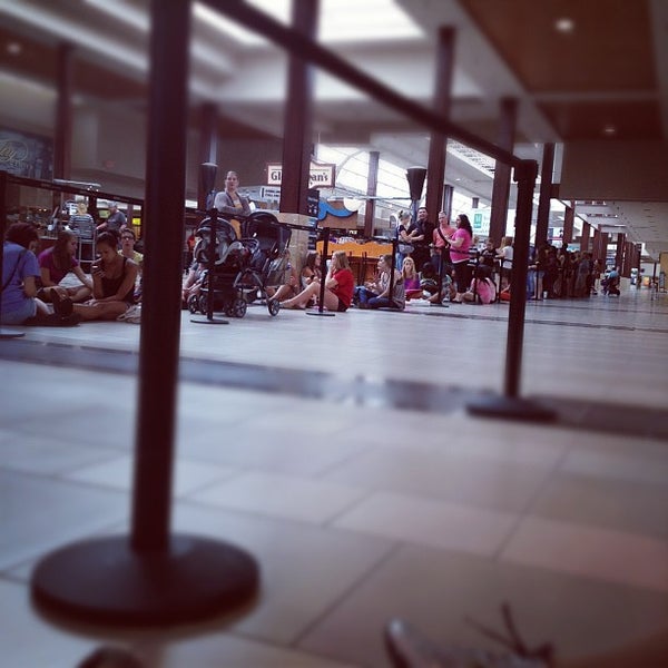 Foto tirada no(a) Great Lakes Mall por Matthew B. em 7/26/2012