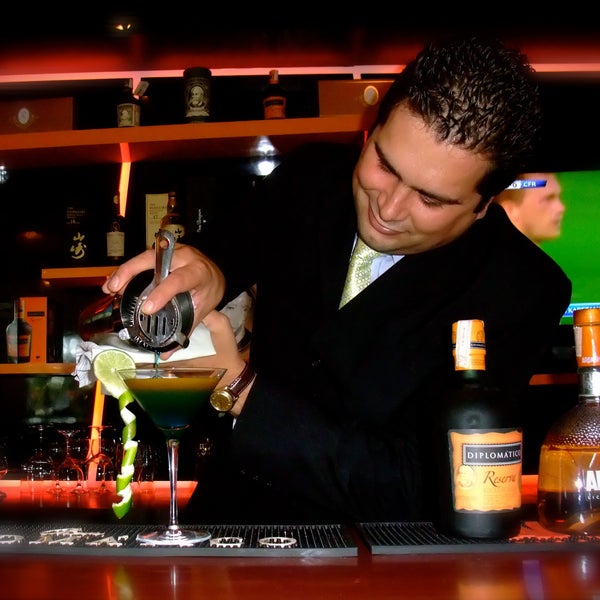 Pregunta por el bartender José García y su trago Blue Passion en el cual nos presenta una refrescante mezcla de Diplomático Reserva, Aranshe, Blue Curaçao y Parchita. Magnífico!