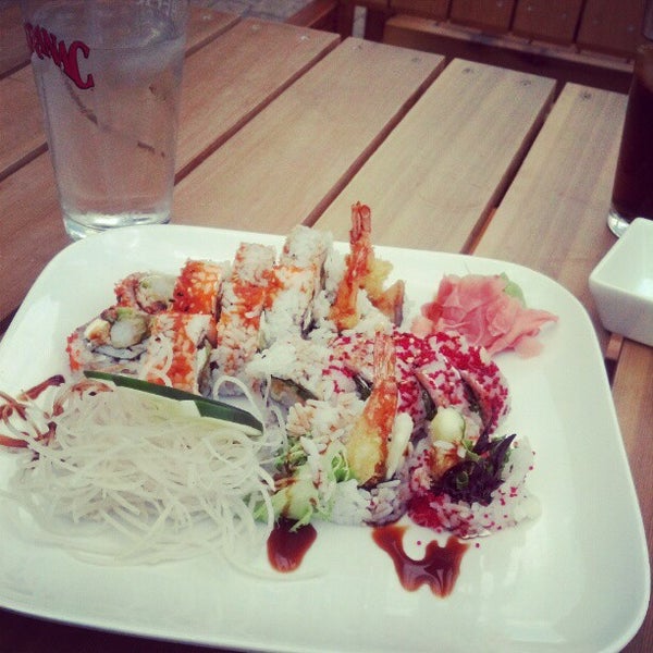 Снимок сделан в Sushi Blues Cafe пользователем Marquita M. 6/7/2012