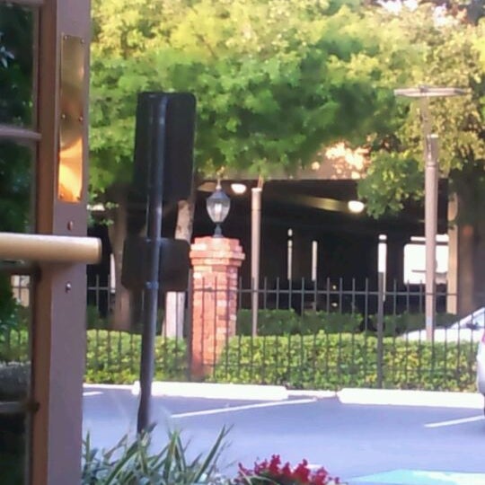 รูปภาพถ่ายที่ Residence Inn Houston by The Galleria โดย Mrun H. เมื่อ 5/21/2012