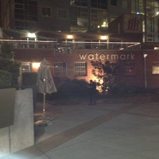 รูปภาพถ่ายที่ Watermark Restaurant โดย Adam G. เมื่อ 2/18/2012