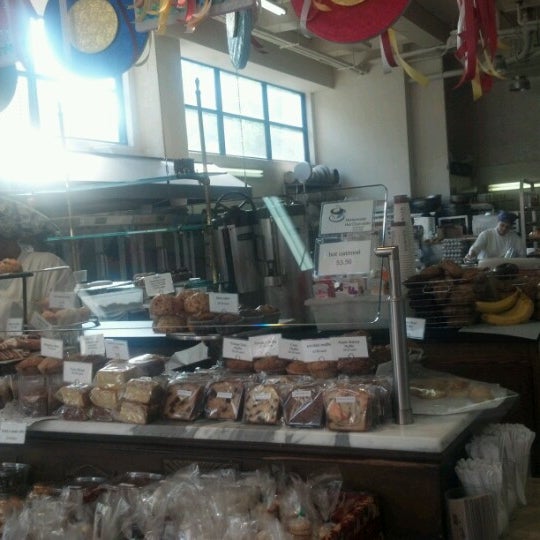 Foto tirada no(a) Corner Cafe and Bakery por Serottared em 7/12/2012