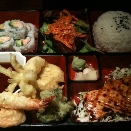 Das Foto wurde bei Off The Hook Sushi von Nadia S. am 7/18/2012 aufgenommen