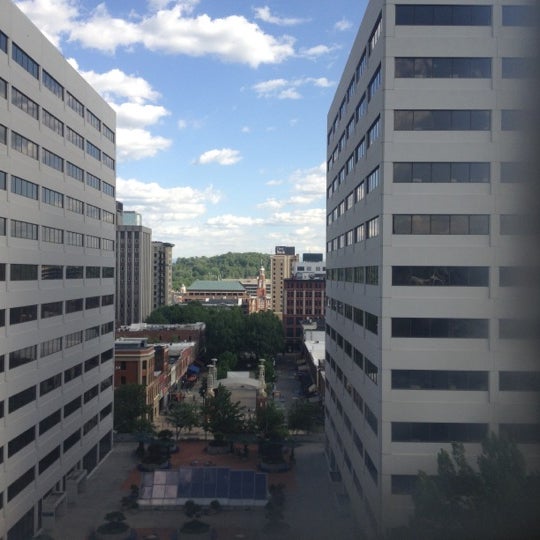Photo taken at Crowne Plaza Knoxville Downtown University by Adilson E. on 4/23/2012