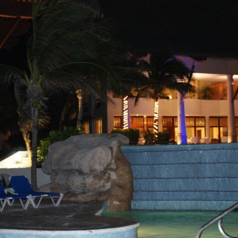 Foto tomada en Adonis Spa Resort  por Xander B. el 3/23/2012