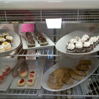 รูปภาพถ่ายที่ Cake In The City โดย The Foodster File เมื่อ 6/22/2012